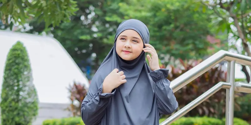 Potret Ciara Nadine Brosnan Saat Pakai Kerudung Ini Makin Menggemaskan