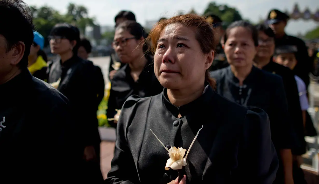 Warga Thailand menangis saat menghadiri upacara kremasi mendiang Raja Bhumibol Adulyadej di Bangkok, Thailand, Kamis, (26/10). Upacara pemakaman sendiri akan berlangsung selama lima hari mulai Kamis, 26 Oktober 2017. (AP Photo / Gemunu Amarasinghe)