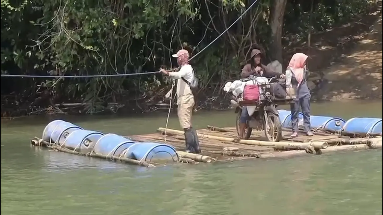 Sudah enam bulan terakhir, mereka hidup dalam keterisolasian setelah jembatan di Sungai Way Pemerih, satu-satunya akses vital penghubung Wayharu dan Wayheni, ambruk diterjang banjir.