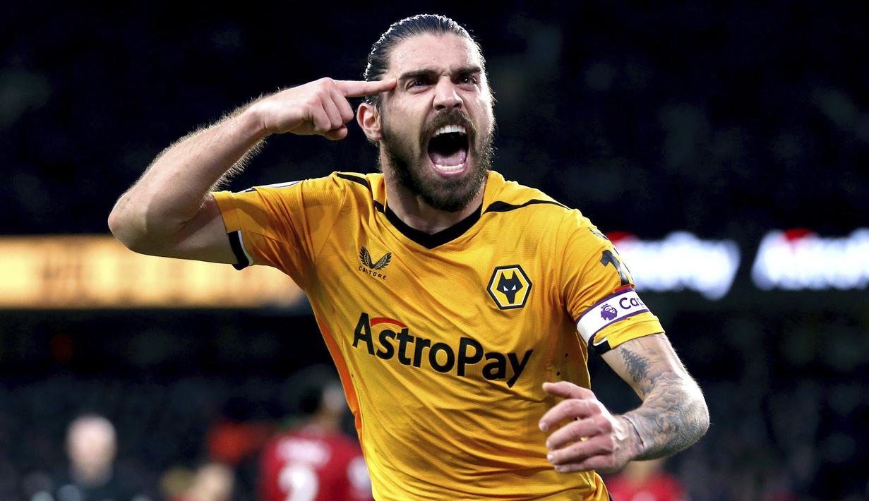 Pemain Wolverhampton, Ruben Neves melakukan selebrasi setelah mencetak gol ketiga timnya ke gawang Liverpool pada laga pekan ke-22 Liga Inggris 2022/2023 di Molineux Stadium, Sabtu (04/02/2023). Liverpool kalah dengan skor 0-3 dari Wolves. (AP via PA/Tim Goode)