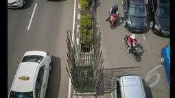 Keberadaan tiang monorel yang terbengkalai dianggap menggangu keindahan kota, Jakarta, Selasa (27/1/2015). (Liputan6.com/Faizal Fanani)