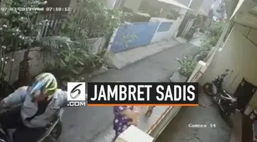 Seorang pria tega menjambret ibu yang sedang menggendong. Akibatnya, sang ibu terjatuh bersama bayinya. Aksi tersebut terekam kamera CCTV.