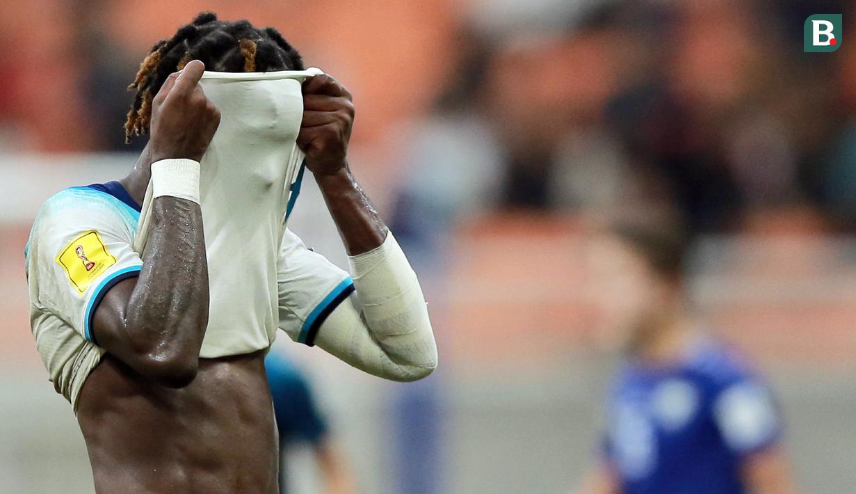 Pemain Timnas Inggris U-17, Joel Ndala, tidak dapat menutupi rasa kesedihannya setelah timnya dikalahkan Timnas Uzbekistan U-17 dalam pertandingan babak 16 besar Piala Dunia U-17 2023 yang berlangsung di Jakarta International Stadium, Rabu (22/11/2023) sore WIB. (Bola.com/M Iqbal Ichsan)