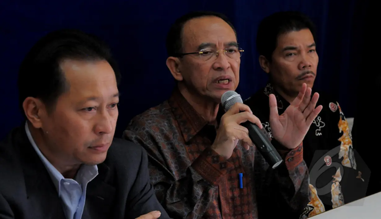 Mantan Menteri Agama Suryadharma Ali menggelar konferensi pers terkait keinginan dirinya untuk mengajukan pra peradilan status tersangkanya, Jakarta, Senin (23/2/2015). (Liputan6.com/Faisal R Syam)