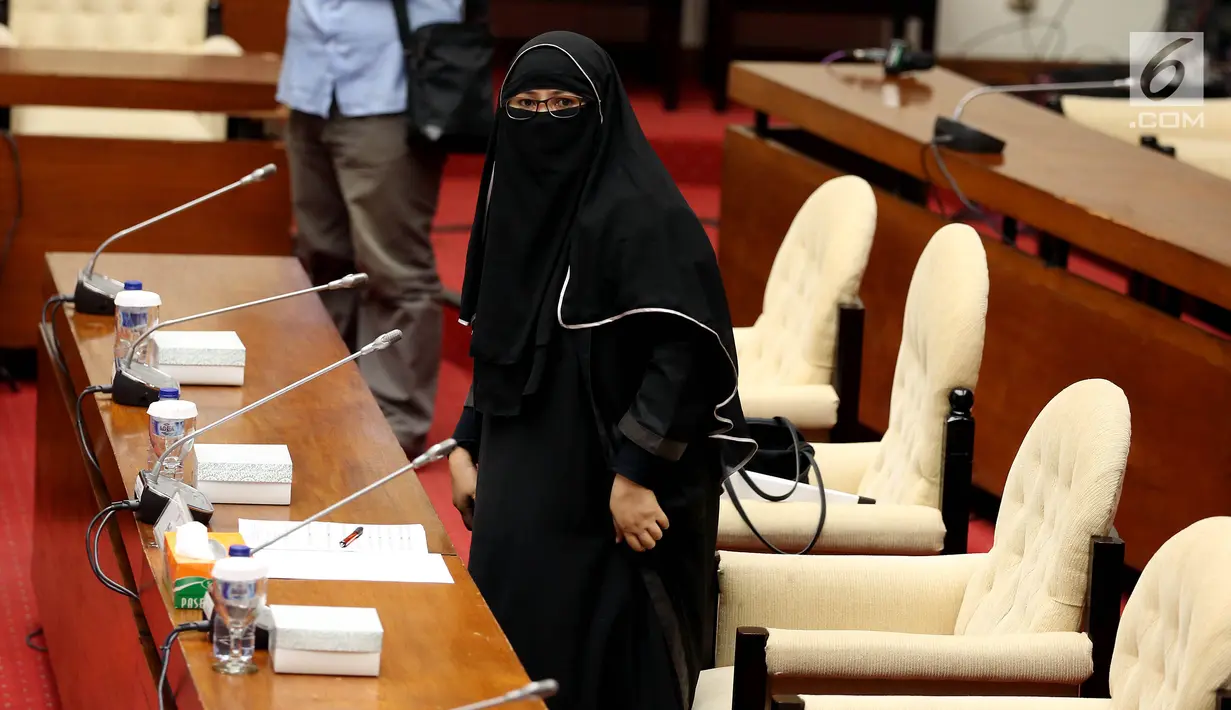 Yulianis saat memenuhi panggilan Pansus hak angket untuk KPK di Gedung Nusantara, Senayan, Jakarta, Senin (24/7). Pansus menyelidiki proses penanganan perkara hingga pelaporannya yang tidak ditindaklanjuti oleh KPK. (Liputan6.com/Johan Tallo)