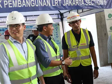 Wakil Gubernur DKI Sandiaga Uno meninjau proyek pembangunan kereta Light Rail Transit (LRT) di Kelapa Gading, Jakarta, Kamis (14/6). Tinjauan ini untuk mengecek kepastian kesiapan LRT jelang sertifikasi Kemenhub. (Liputan6.com/Immanuel Antonius)