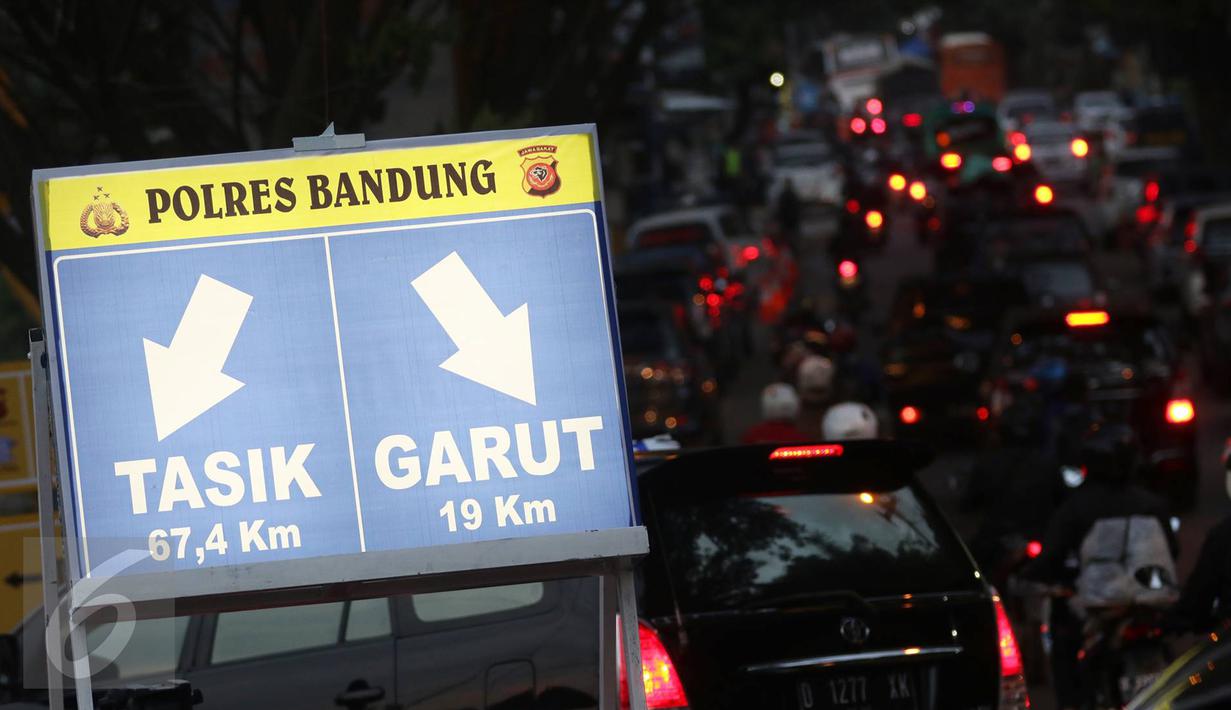 Papan penunjuk arah yang dipasang di Simpang Nagreg, Jawa Barat, Sabtu (2/7). Polisi memberlakukan sistem rekayasa lalu lintas untuk menghindari kemacetan yang menuju ke Garut dan Tasik. (Liputan6.com/Immanuel Antonius)