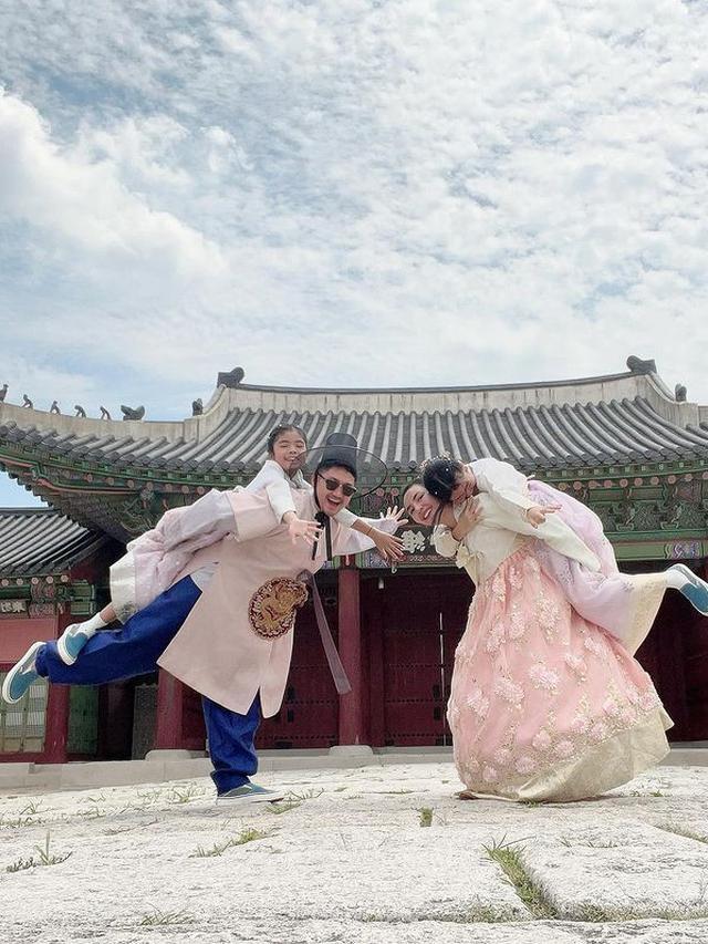 Potret Angga Wijaya Liburan Bareng Anak dan Istri di Korea, Penuh Cinta