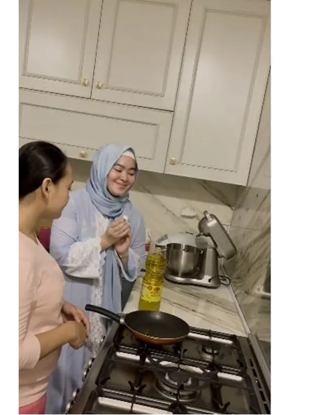 Zumi Zola Bebas, Ini 6 Potret Sherrin Tharia Mantan Istrinya yang Kini Jualan Kue