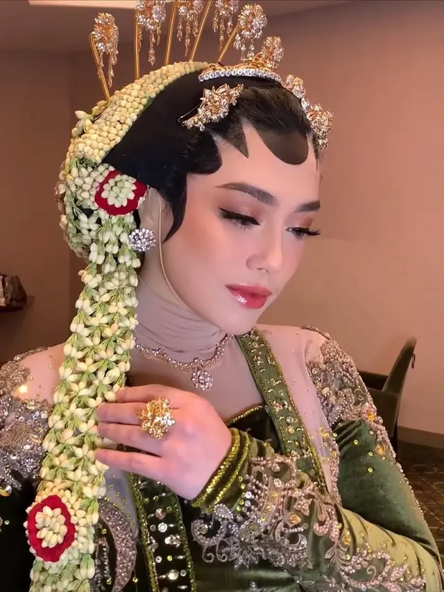 Potret Celine Evangelista dengan Paes Jawa Hijab untuk Film Danyang Wingit/ Instagram @hepidavid