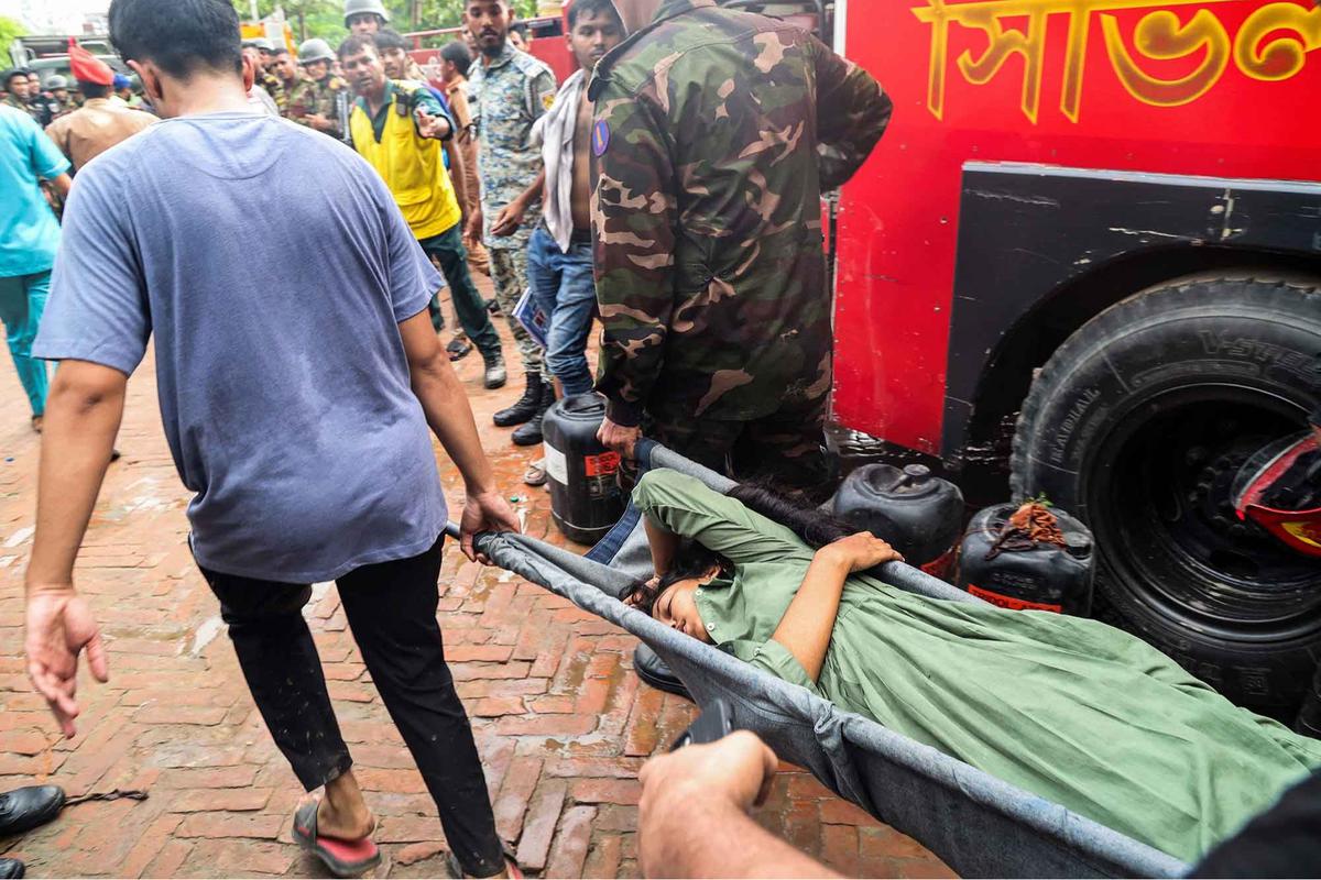 FOTO: Pesawat Latih AU Bangladeh  Jatuh di Sekolah, 25 Tewas