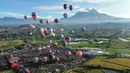 Foto udara menunjukkan balon udara mengambang di udara saat festival balon udara tahunan di Wonosobo, Jawa Tengah, pada Rabu 2 April 2025. (DEVI RAHMAN/AFP)