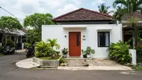 10 Warna Pintu untuk Rumah Kecil Berdinding Putih, Ciptakan Kesan Mewah