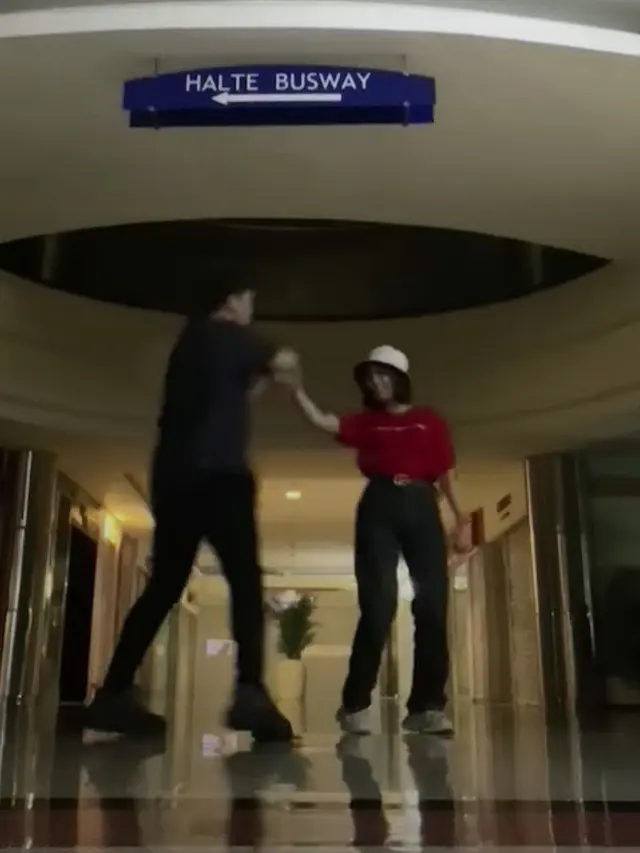 Fuji dan Thariq Dansa di Halte Bus