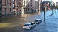Beberapa mobil di Hamburg, Jerman tergenang air akibat badai yang melanda wilayah Eropa (AFP)