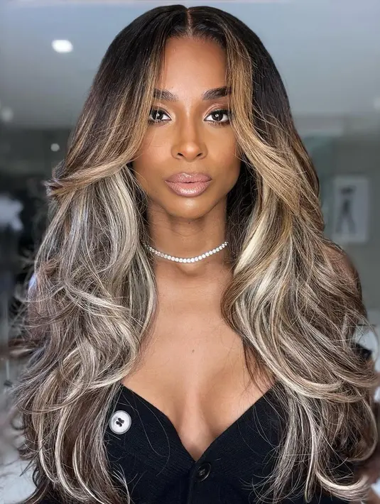 Butterfly cut jadi potongan rambut bagi merek yang mencari perawatan rambut simple dan perpaduan antara lapisan panjang dan pendek yang cocok untuk semua jenis rambut. [@ciara]