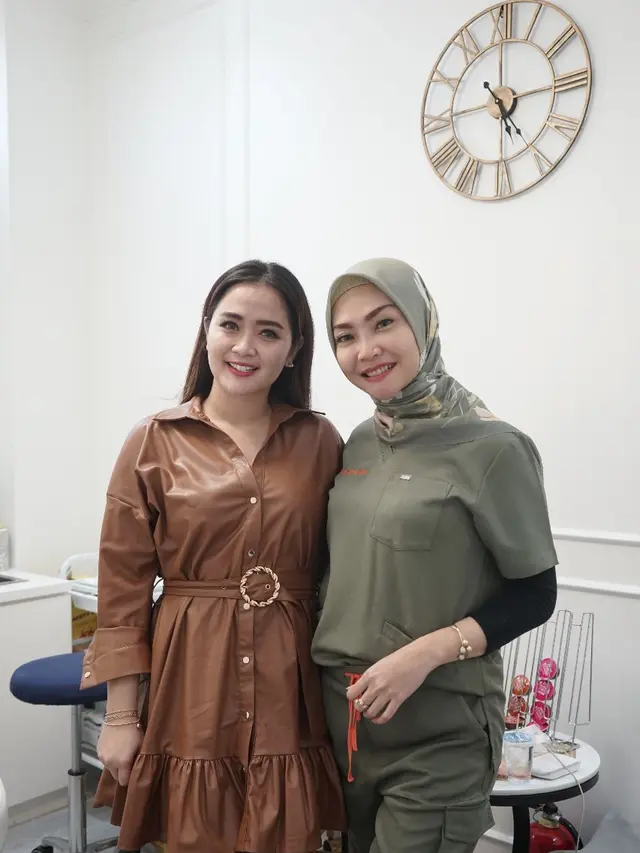 Vega Darwanti saat melakukan perawatan wajah (ist)