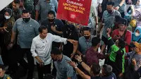 Saat tiba di lokasi, Jokowi yang mengenakan kemeja putih dengan celana hitam itu langsung masuk menuju Blok A pasar Tanah Abang. Di sana ia langsung menyapa para pedagang yang umumnya berjualan pakaian. (Liputan6.com/Faizal Fanani)