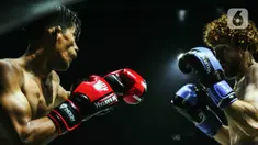 Dua petarung saling serang dalam Baku Hantam Championship Session 3 di Jakarta, Sabtu (16/9/2023). Acara yang bertajuk 'Baku Hantam Championship' bertujuan sebagai wadah bagi para atlet Indonesia untuk mengasah bakat dan menyalurkan kecintaannya terhadap bela diri atlet sekaligus melahirkan bakat-bakat baru di tarung bebas di Indonesia agar bisa naik kelas ke tingkat Internasional. (Liputan6.com/Faizal Fanani)