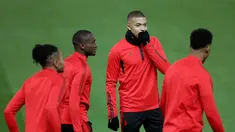 Pemain Paris Saint Germain Kylian Mbappe (dua kanan) berbincang dengan rekan setimnya saat sesi latihan di Old Trafford, Manchester, Inggris, Senin (11/2). PSG akan menghadapi Manchester United (MU) pada 16 besar Liga Champions. (Martin Rickett/PA via AP)