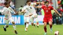 Bek Rusia, Yuri Zhirkov, berebut bola dengan pemain Meksiko, Hector Moreno dan Jonathan dos Santos  pada laga Grup A Piala Konfederasi 2017 di Kazan Arena, Kazan, Sabtu (24/6/2017). Rusia kalah 1-2 dari Meksiko. (EPA/Tolga Bozoglu)