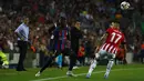 Penyerang Barcelona Ousmane Dembele berebut bola dengan bek Athletic Bilbao Yuri Berchiche pada pekan ke-11 Liga Spanyol 2022/2023 di Camp Nou, Senin dini hari WIB (24/10/2022). Empat gol Barcelona dilesakkan Ousmane Dembele, Sergi Roberto, Robert Lewandowski dan Ferran Torres. (AP Photo/Joan Monfort)