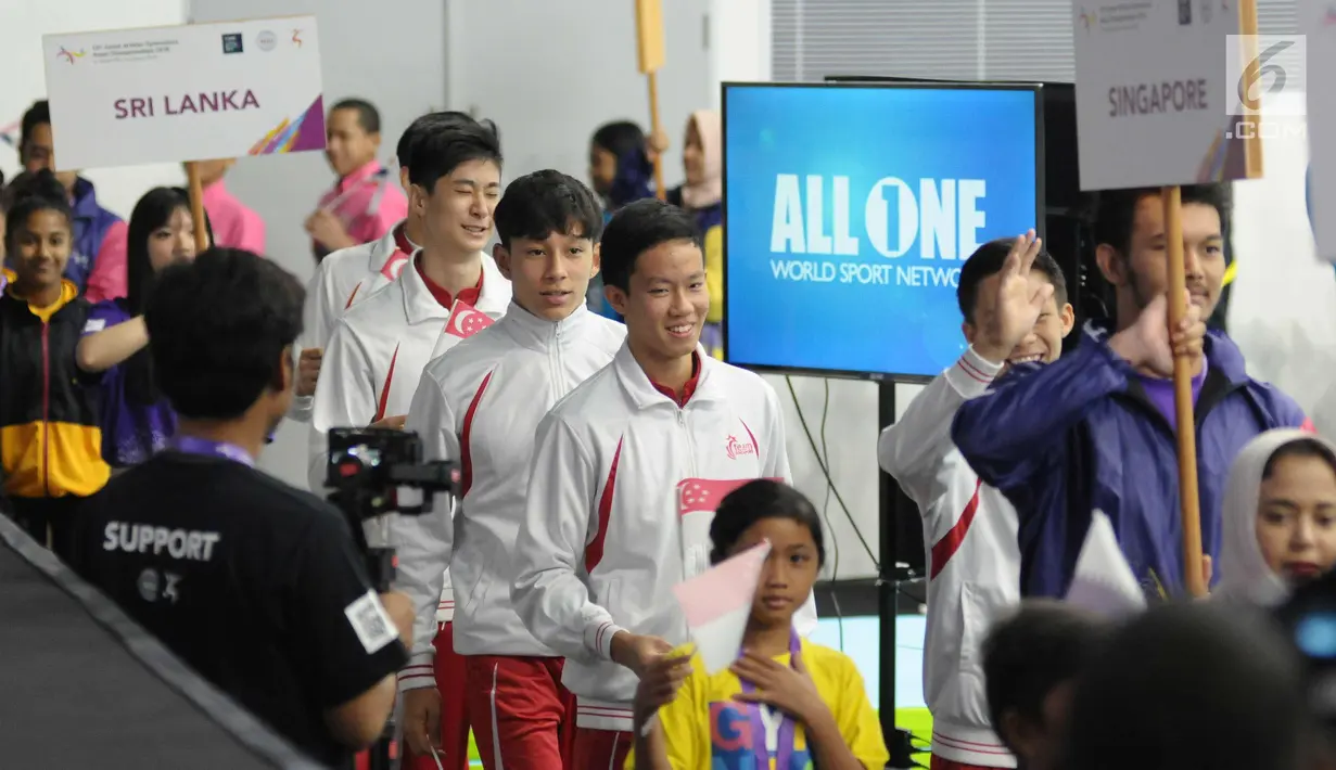 Para atlet junior senam melakukan defile saat pembukaan Kejuaraan Junior Senam Artistik Asia ke-15 di Istora Senayan, Jakarta, Rabu (25/4). Di ajang ini, Indonesia menurunkan 10 atlet, lima putra dan lima putri. (Liputan6.com/Helmi Fithriansyah)