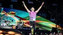 <p>Vokalis Coldplay, Chris Martin tampil di Stadion Parken di Kopenhagen, Denmark, Rabu 5 Juli 2023. (Mads Claus Rasmussen/Ritzau Scanpix via AP)</p>