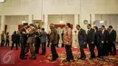 Barisan Menteri Kabinet Kerja memberikan ucapan selamat setelah acara pelantikan Ignasius Jonan sebagai Menteri ESDM baru dan Arcandra Tahar sebagai Wakil Menteri ESDM di Istana Negara, Jakarta, Jumat (14/10). (Liputan6.com/Faizal Fanani)