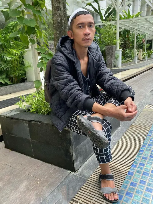 Aming yang kerap memakai wig kini pede dengan tampilan rambut cepaknya. (FOTO: https://www.instagram.com/amingisback/)