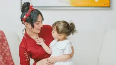 Jarang terlihat di layar kaca, Asmirandah kini tengah sibuk menjadi ibu rumah tangga dan mengurus buah hatinya yang akrab dipanggil baby Chloe. Momen kebersamaan mereka pun selalu dinantikan oleh para penggemar. Terbaru, ibu dan anak ini membagikan momen pemotretan keduanya. (Liputan6.com/IG/@asmirandah89)