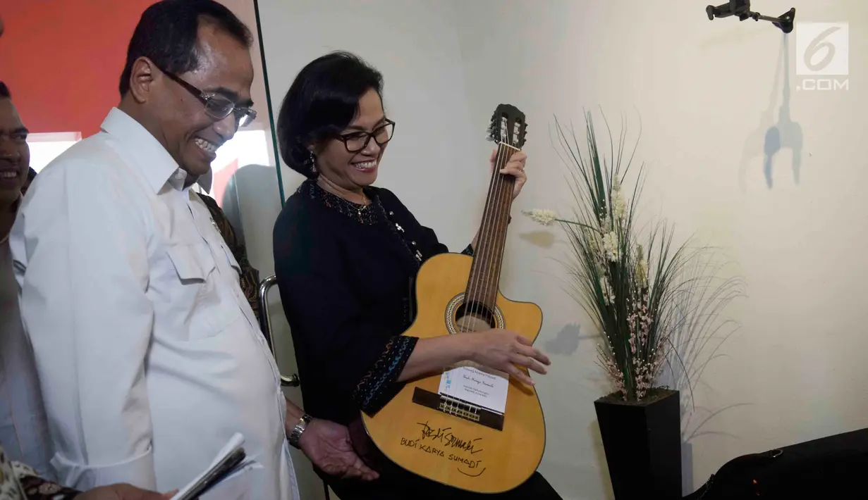 Menteri Keuangan Sri Mulyani bersama Menteri Perhubungan Budi Karya saat melihat pameran barang yang di lelang di Galeri Nasional, Jakarta, Rabu (28/2). Lelang ini terdiri dari sejumlah koleksi pribadi milik beberapa pejabat. (Liputan6.com/Angga Yuniar)