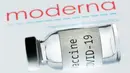 Botol bertuliskan "Vaksin COVID-19" terlihat di sebelah logo perusahaan biotek Moderna, Paris, Prancis, 18 November 2020. Vaksin COVID-19 buatan Moderna diprediksi segera lolos BPOM Amerika Serikat (Food and Drug Administration atau FDA). (JOEL SAGET/AFP)