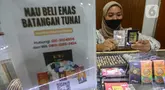 Petugas menunjukkan emas batangan di Galeri 24 Pegadaian, Jakarta, Senin (20/12/2024). (Liputan6.com/Angga Yuniar)