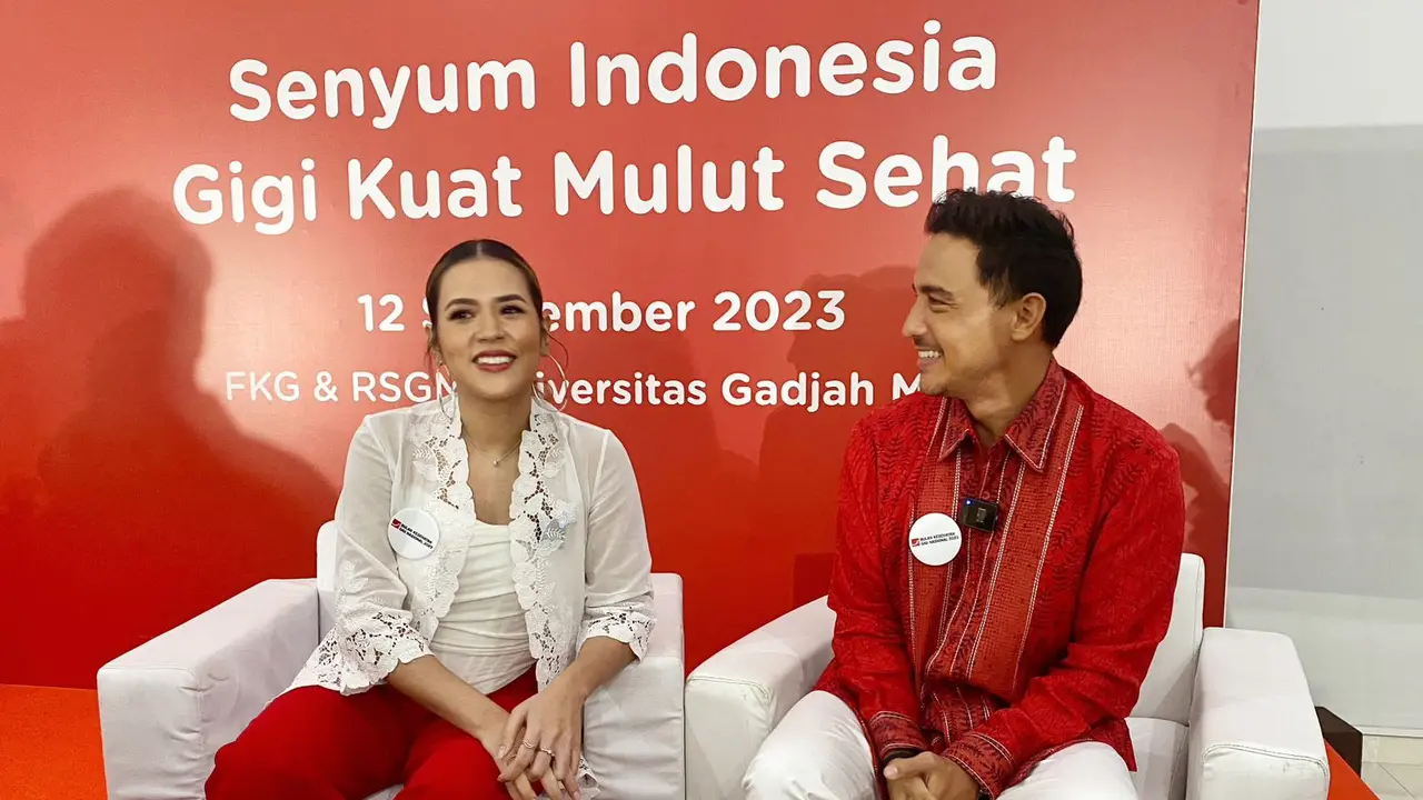 Raisa dan Hamish Daud cerita soal cara mereka mengajari buah hati, Zalina, dalam menjaga kesehatan gigi. (Foto: Diviya Agatha/Liputan6.com)