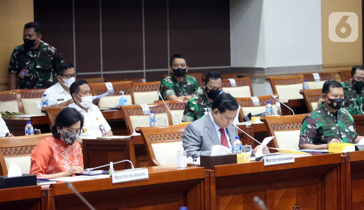Menteri Pertahanan Prabowo Subianto (tengah) bersama Menteri Keuangan Sri Mulyani (kiri) dan KSAL Laksamana TNI Yudo Margono (kanan) saat rapat kerja dengan Komisi I DPR di Kompleks Parlemen, Senayan, Jakarta, Kamis (27/1/2022). (Liputan6.com/Angga Yuniar)
