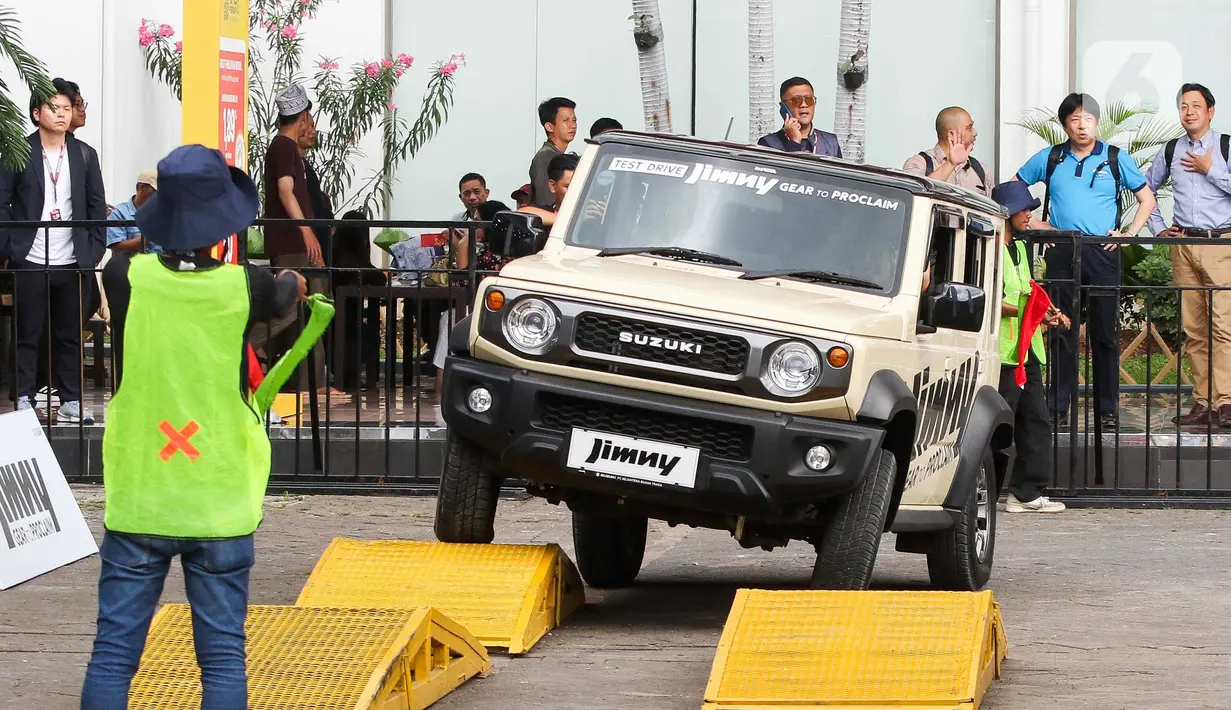 Mobil Jimny menjalani test ketangguhan di medan simulasi offroad yang ada di area track Indonesia International Motor Show (IIMS) 2025, JIExpo Kemayoran, Jakarta, Kamis (13/2/2025). (Liputan6.com/Herman Zakharia)