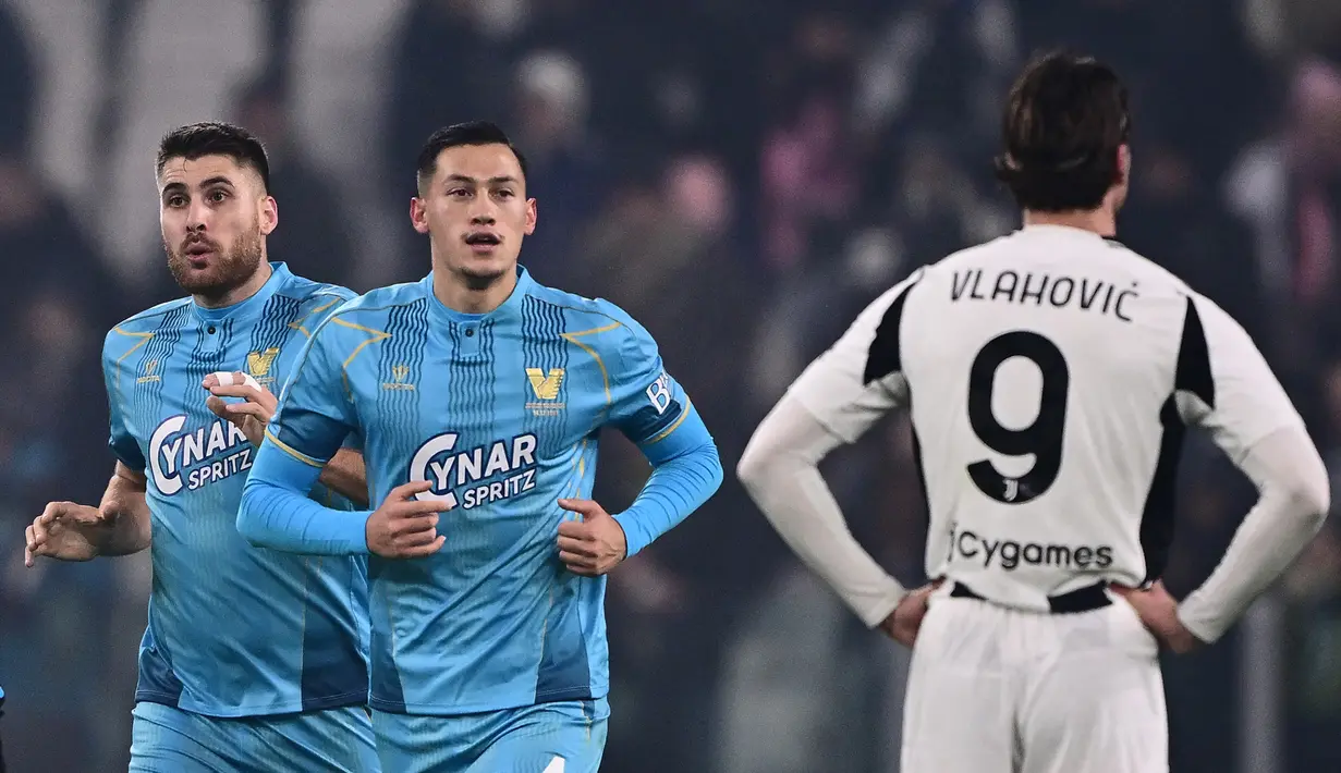 Pada laga kali ini, Jay Idzes, sukses mengukir sejarah dengan mencetak gol perdana di Serie A. Kapten skuad Garuda itu juga jadi orang pertama Indonesia yang berhasil mencetak gol di kasta tertinggi Liga Italia. (AFP/Marco Bertorello)