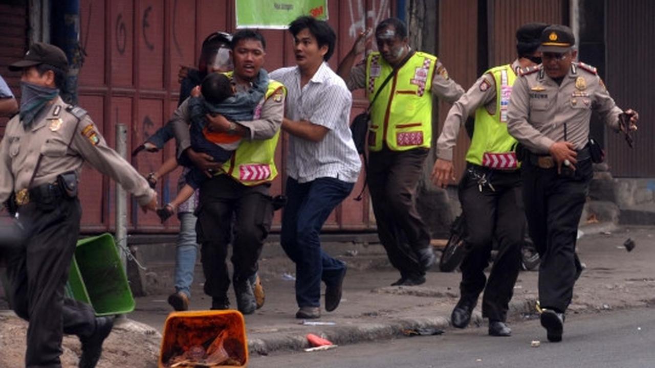 Amukan ratusan warga Kampung Pulo lawan Satpol PP dan polisi