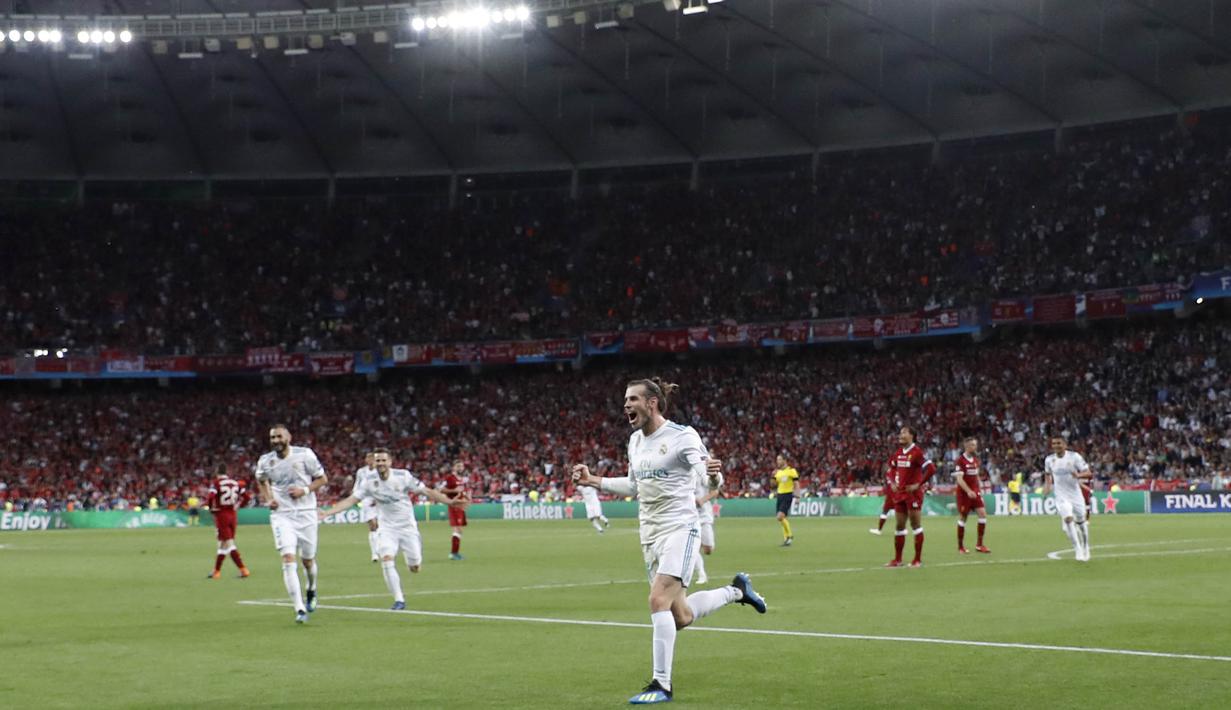 Penyerang Real Madrid, Gareth Bale, melakukan selebrasi usai mencetak gol ke gawang Liverpool pada laga final Liga Champions di Stadion NSC Olimpiyskiy, Kiev, Minggu (27/5/2018). Real Madrid menang 3-1 atas Liverpool. (AP/Pavel Golovkin)