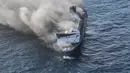 Kapal Mutiara Sentosa 2 terbakar di perairan Sumenep, Jawa Timur, Minggu (2/8/2026). (AFP/ Frida Perkasa)