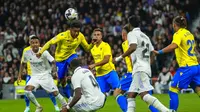 Bek Real Madrid, David Alaba berjibaku dengan pemain Cadiz dalam berebutan bola. (AP Photo/Manu Fernandez)