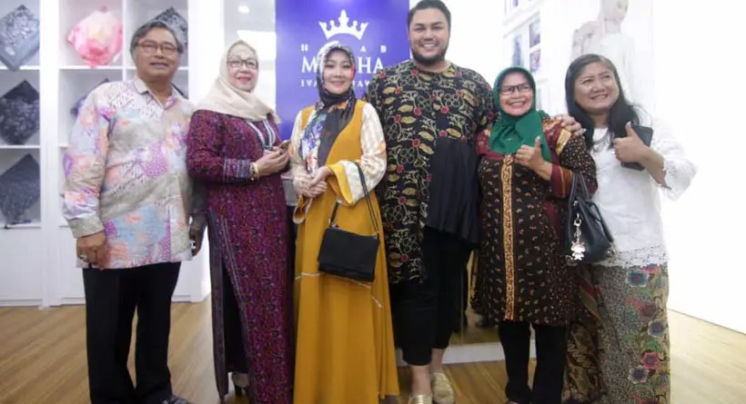Ivan Gunawan dalam acara peluncuran store terbarunya bernama Manjha Hijab di Bandung. Dalam acara tersebut, hadir istri Walikota Bandung, Ridwan Kamil, Atalia Kamil. (Istimewa)