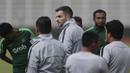 Pelatih Timnas Indonesia, Simon McMenemy, memberikan instruksi saat latihan di Stadion Madya, Jakarta, Senin (21/3). Latihan ini persiapan jelang laga persahabatan melawan Myanmar. (Bola.com/M. Iqbal Ichsan)