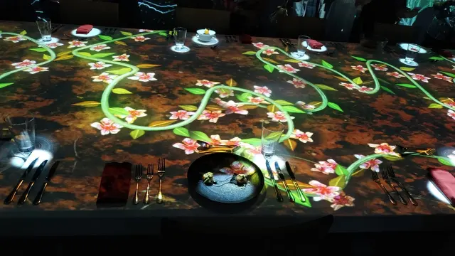 Pengalaman makan dengan teknologi kekinian