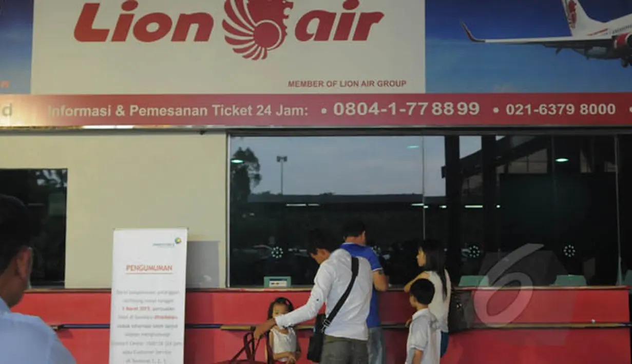 Suasana loket penjualan tiket maskapai di terminal Bandara Soekarno Hatta, Tangerang, Selasa (17/2). Mulai 1 Maret mendatang, PT Angkasa Angkasa Pura II akan menghapus loket penjualan tiket di bandara yang dikelolanya. (Liputan6.com/Herman Zakharia)