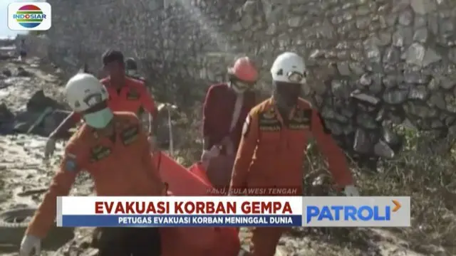 Seorang perempuan berhasil diselamatkan petugas setelah tertimpa reruntuhan Hotel Roa-Roa di Palu, Sulawesi Tengah.