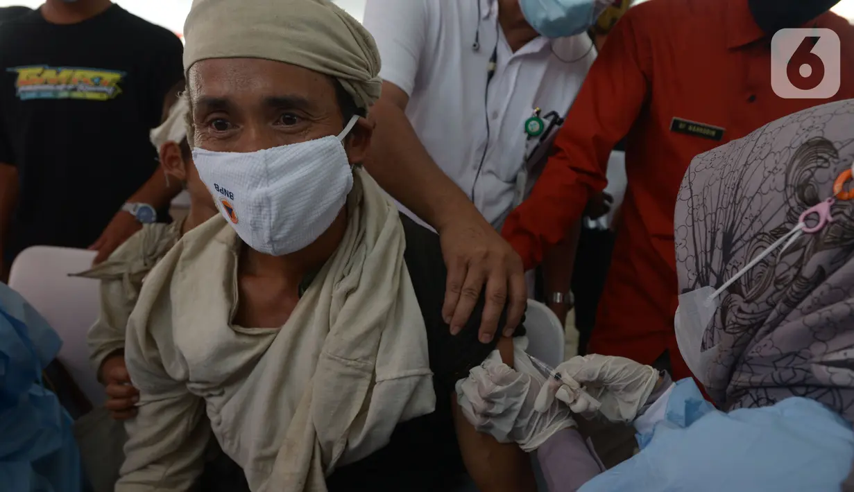 Tim medis memberikan vaksin Covid-19 kepada seorang masyarakat Baduy di Desa Kanekes, Ciboleger, Kabupaten Lebak, Banten Kamis (14/10/2021). Tujuan vaksinasi Covid-19 untuk mempercepat kekebalan komunal (Herd imunity) mencegah penyebaran virus corona. (merdeka.com/Imam Buhori)