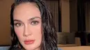 Tampil lebih mature, Luna Maya pun dirias dengan makeup nuansa coral. Tampilan wet hair-nya jadi sentuhan seksi [@danybarca22]