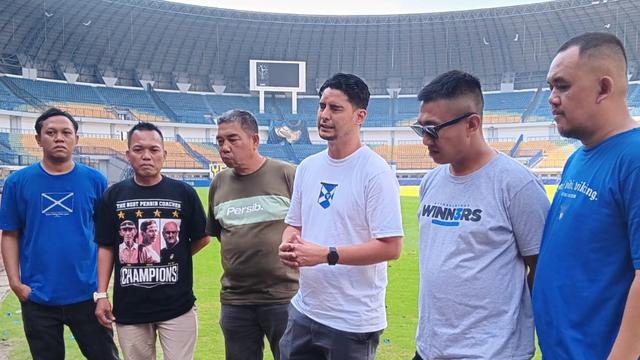 Ketua Viking Persib Club, Tobias Ginanjar (Tengah)